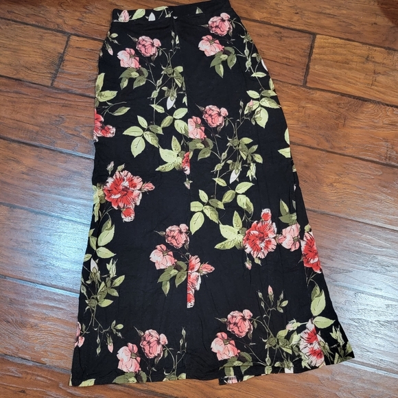 Charlotte Russe maxi skirt with Thigh split - Picture 6 of 8